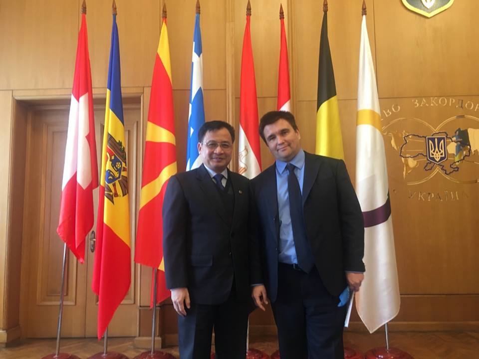 Đại sứ Nguyễn Anh Tuấn chào Ngoại trưởng Ucraina Pavlo Klimkin và thăm gia đoàn Đại sứ Francophonie làm việc tại Bộ Ngoại giao Ucraina