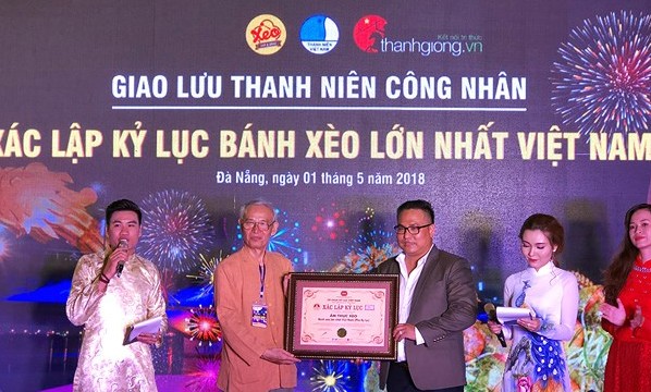 Ngắm chiếc bánh xèo lớn nhất Việt Nam với 100 con tôm hùm