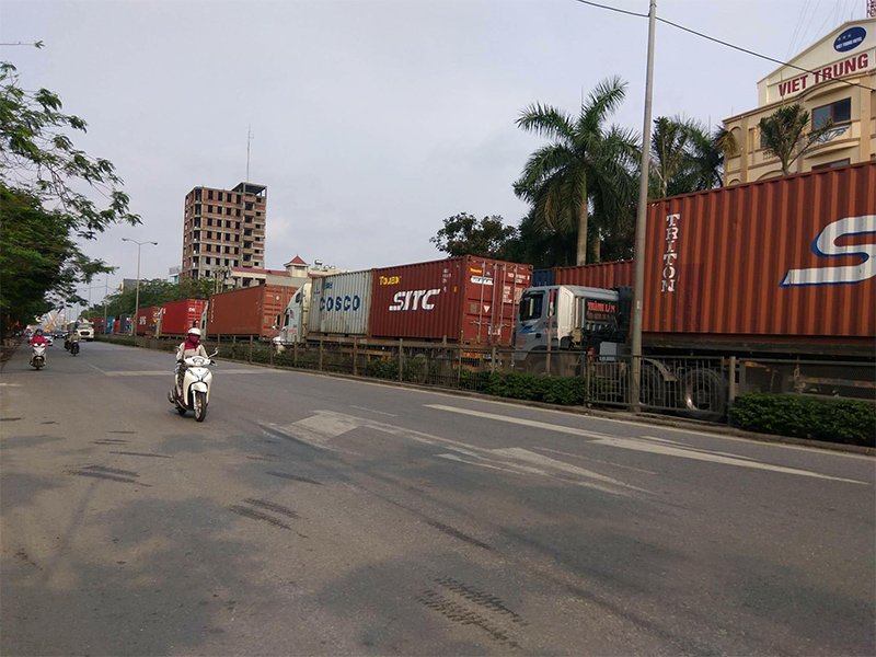 2 xe container nổ tung trước cổng trường, 2 người tử vong