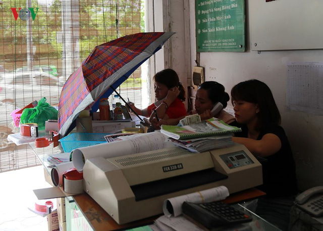 Dân Hà Nội khổ sở tìm cách chống nắng nóng đầu hè