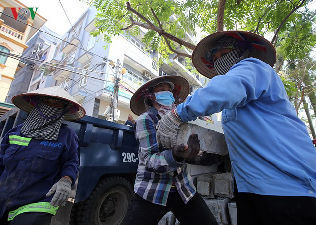 Dân Hà Nội khổ sở tìm cách chống nắng nóng đầu hè