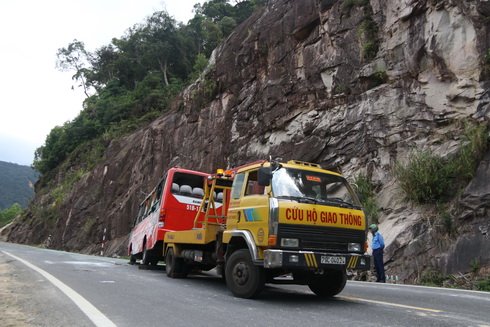 Hiện trường vụ lật xe khách trên đèo, 17 người thương vong