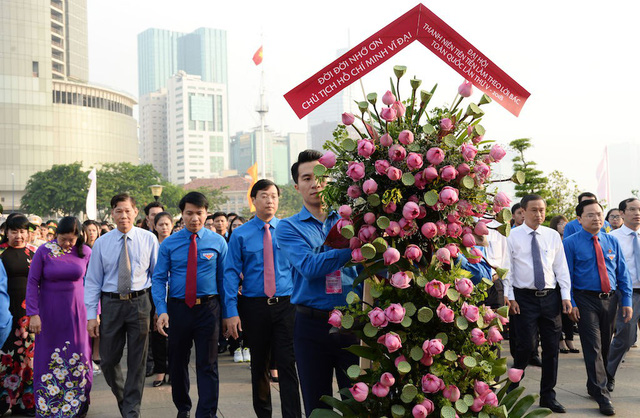 Lãnh đạo TPHCM dâng hương, hoa mừng sinh nhật Bác