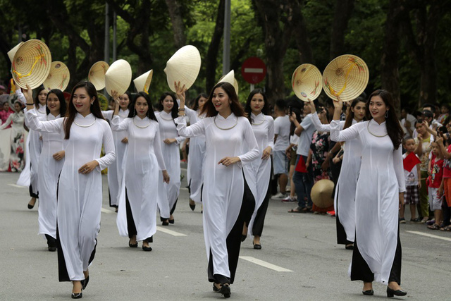 5000 người khuấy động lễ hội đường phố bên hồ Gươm