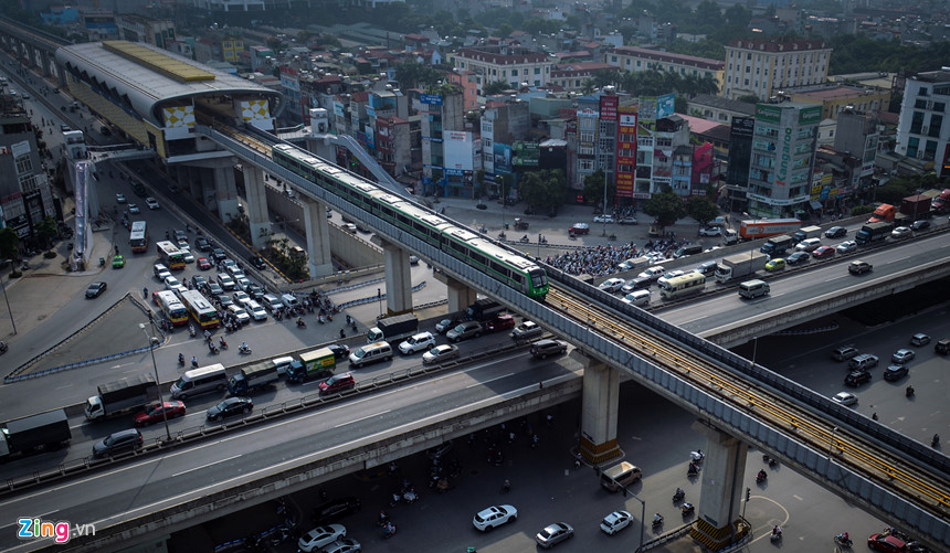 Tàu đường sắt trên cao lăn bánh qua các tuyến phố Hà Nội