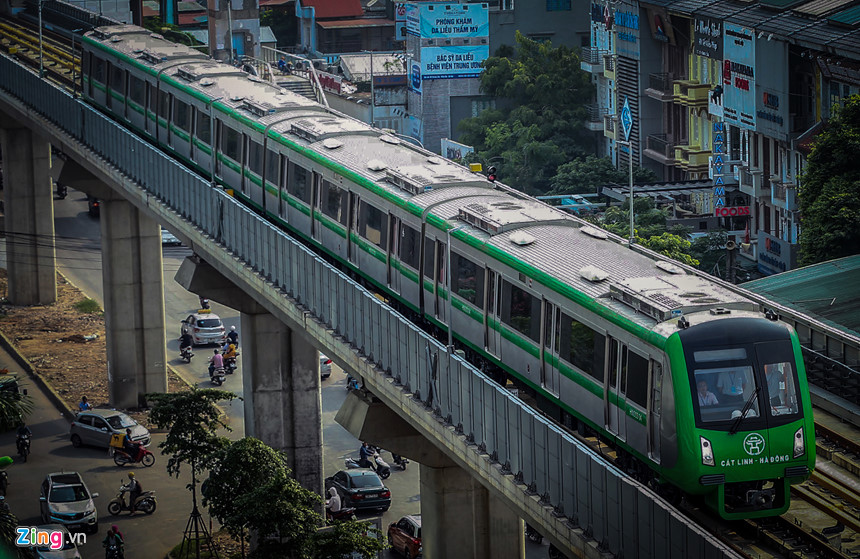 Tàu đường sắt trên cao lăn bánh qua các tuyến phố Hà Nội