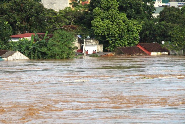 Lũ chạm nóc nhà cuốn 3 người mất tích ở Thanh Hóa