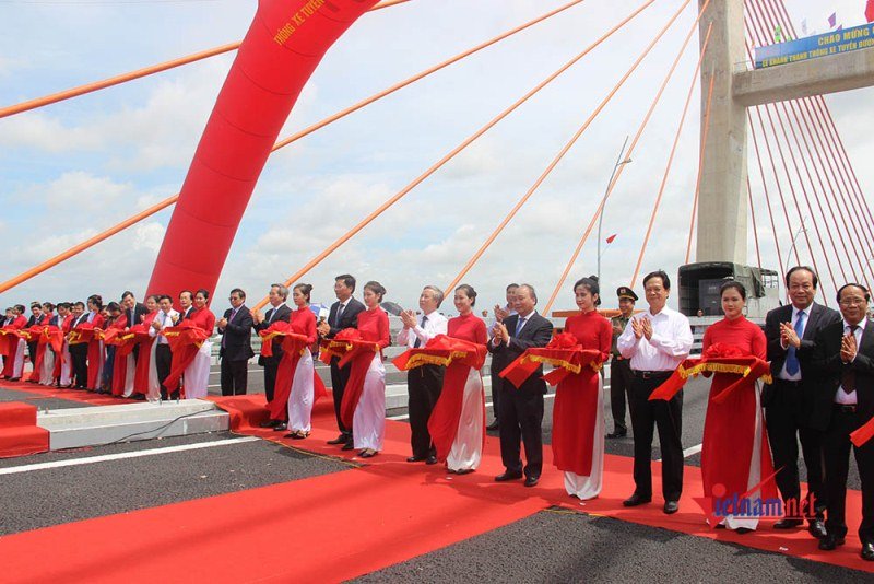 Thủ tướng cắt băng khánh thành cao tốc Hạ Long-Hải Phòng và cầu Bạch Đằng