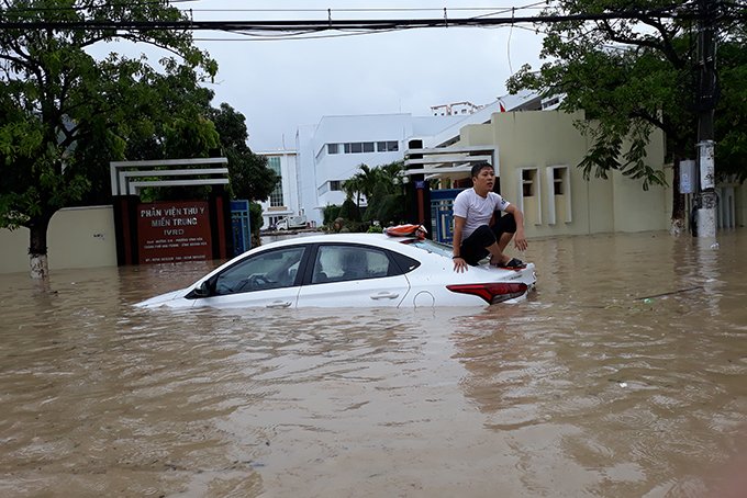 Tang thương ở Nha Trang: 12 người chết, xế hộp chìm nghỉm trong biển nước