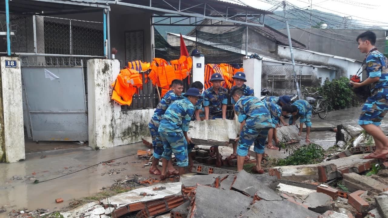 Tang thương ở Nha Trang: 12 người chết, xế hộp chìm nghỉm trong biển nước