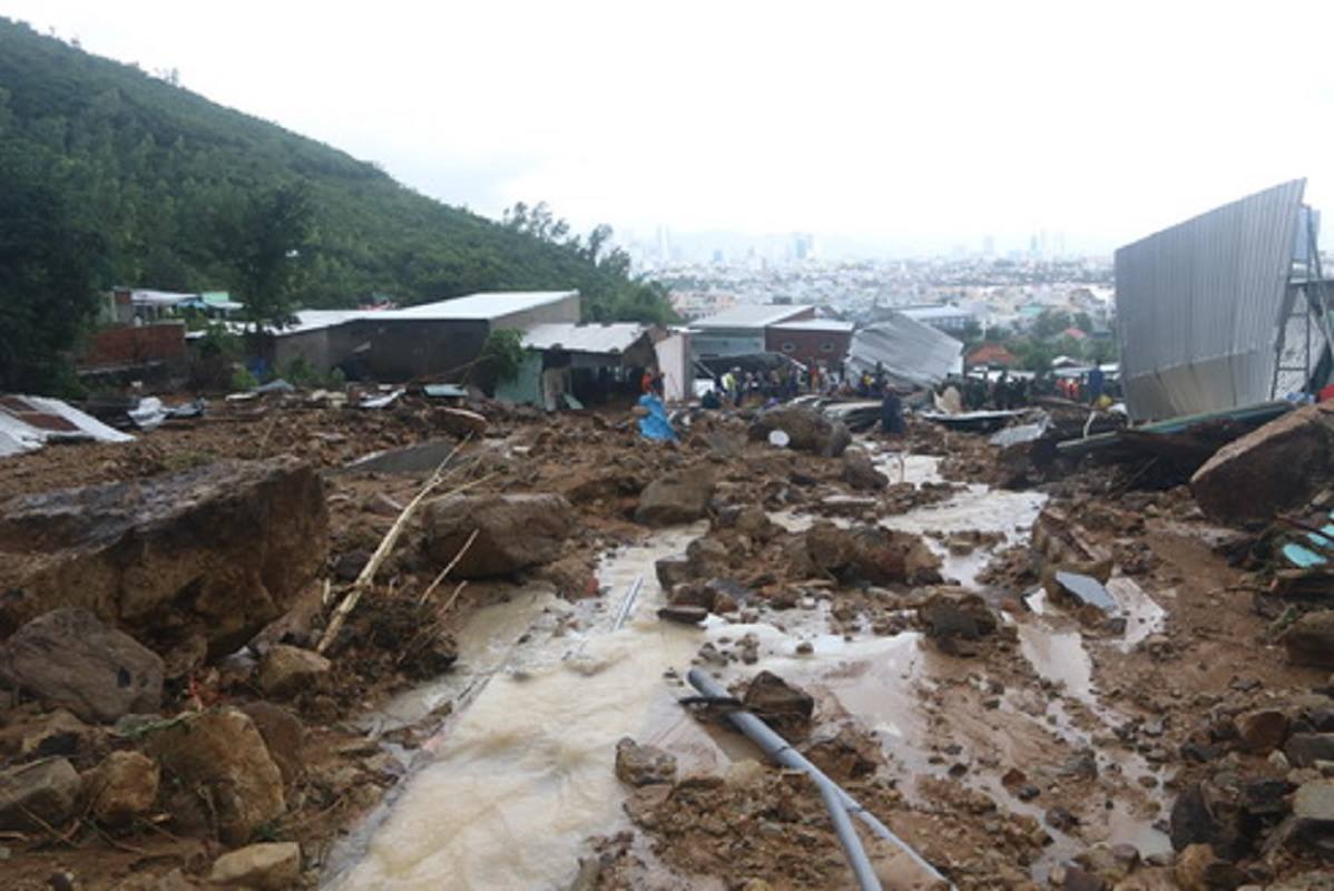 Tang thương ở Nha Trang: 12 người chết, xế hộp chìm nghỉm trong biển nước