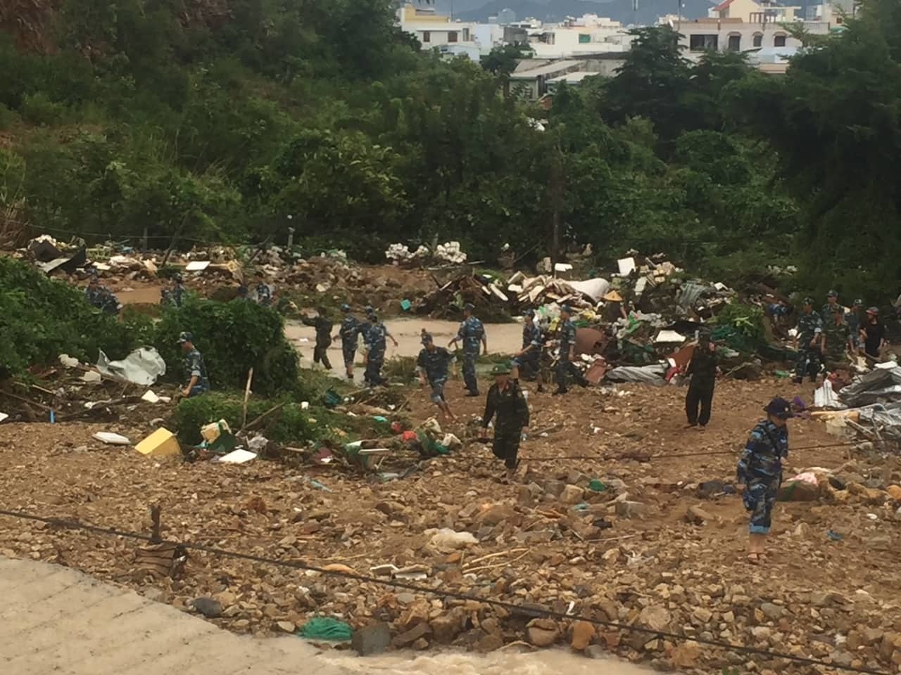 Tang thương ở Nha Trang: 12 người chết, xế hộp chìm nghỉm trong biển nước