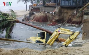 Mưa lũ miền Trung: Nhiều nơi ngập nặng, hủy nhiều chuyến bay