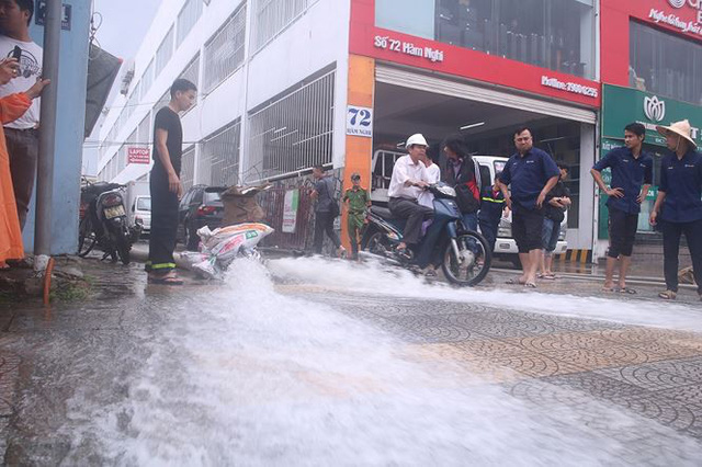 Bơm nước 'giải cứu' ôtô, xe máy ngập trong hầm chung cư Đà Nẵng