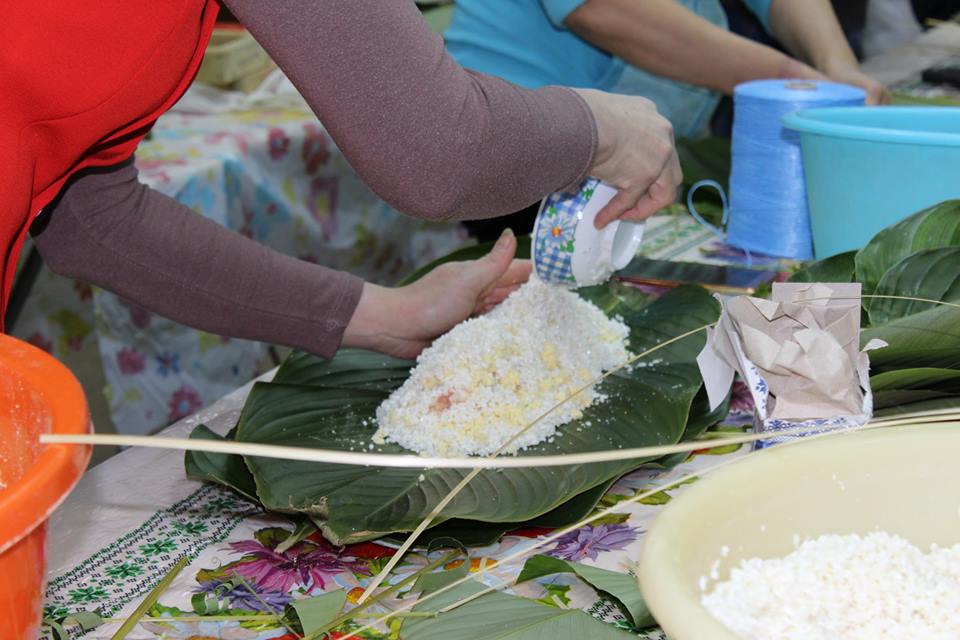 Sôi nổi không khí gói bánh chưng từ thiện