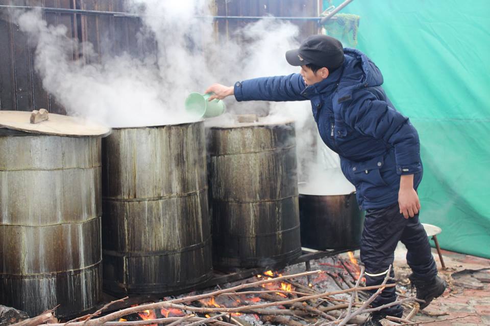 Công đoạn làm chín bánh chưng