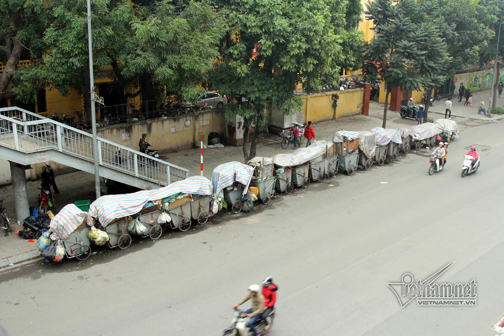 Sự cố ở Thủ đô: 3 ngày không đổ rác, phế thải tràn lòng đường, ngõ phố