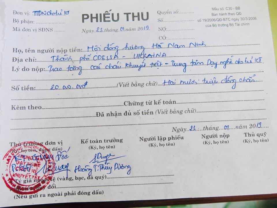 Hội ĐH Hà Nam Ninh thành phố Odessa tặng quà cho trẻ em khuyết tật