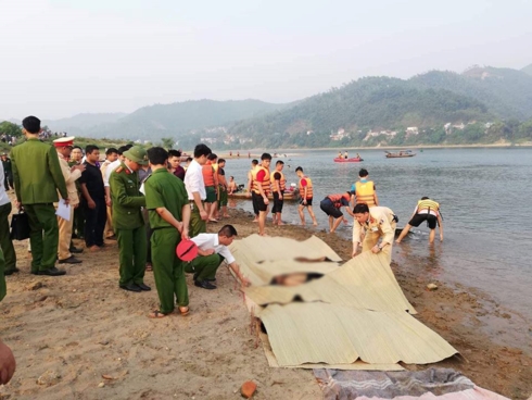 Nam sinh thoát chết ở Hòa Bình: 'Tám bạn bị nước lôi đi dù rất gần bờ'