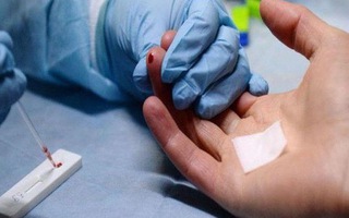 10 người phơi nhiễm HIV do bị kẻ lạ dùng hung khí đâm