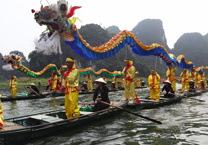 Hàng trăm chiếc thuyền rước rồng trên sông Tràng An