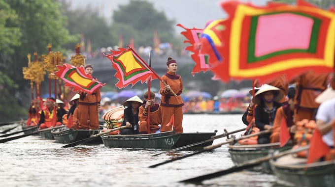 Hàng trăm chiếc thuyền rước rồng trên sông Tràng An