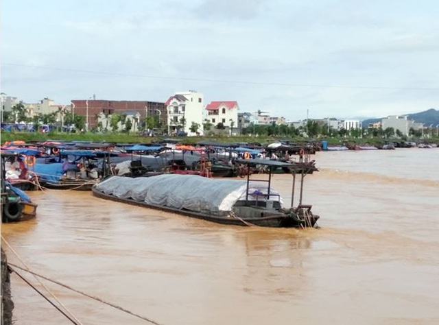 Mưa lớn ở Móng Cái, nhiều đò sắt bị nhấn chìm trong lũ