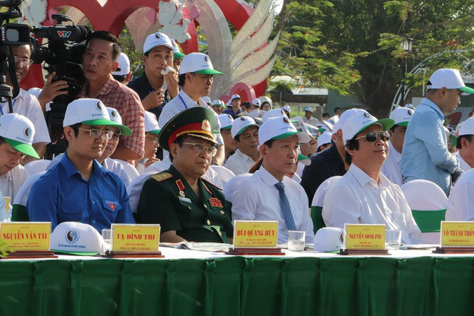 Khởi động Chương trình “Một triệu lá cờ Tổ quốc cùng ngư dân bám biển”