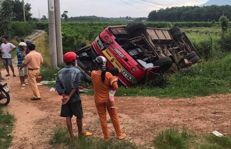 Vụ xe chở 26 công nhân lật ngửa: Phải nói dối để trấn an các nạn nhân đang hoảng loạn