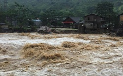 Lũ lớn gây sạt lở đường nghiêm trọng ở Lai Châu.