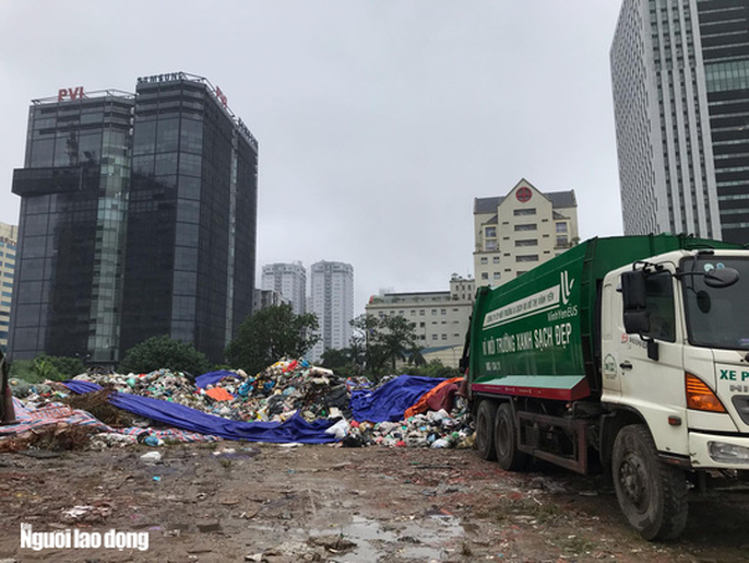 Dân lại chặn xe vào bãi rác lớn nhất Hà Nội, nội đô ngập rác