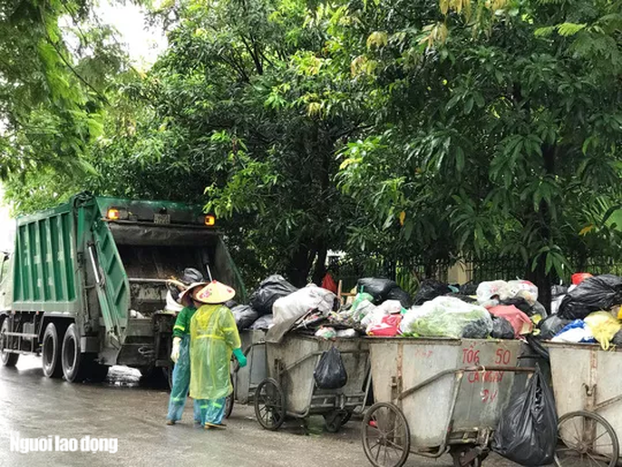 Dân lại chặn xe vào bãi rác lớn nhất Hà Nội, nội đô ngập rác