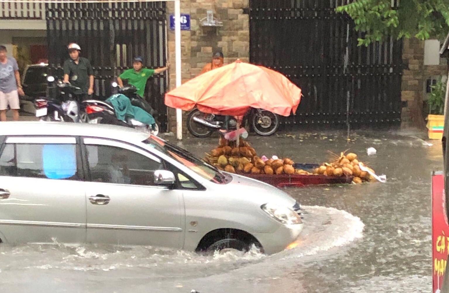 Nước chảy như thác, cuốn phăng người và xe ở Sài Gòn