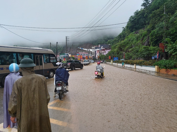 Mộc Châu chìm trong nước lũ