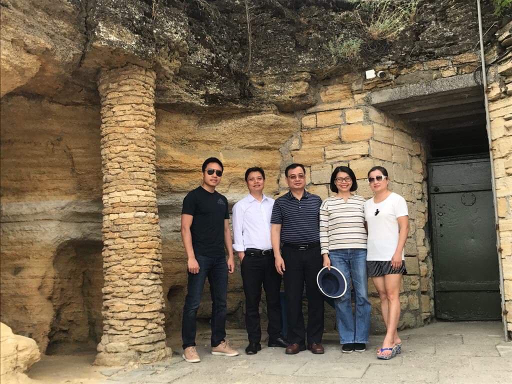 Đại sứ Nguyễn Anh Tuấn tham quan Địa đạo Catacombs Odessa