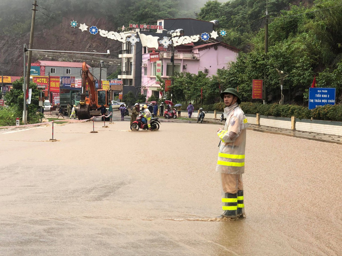 Mộc Châu chìm trong nước lũ