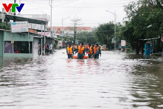 Đảo Phú Quốc ngập sâu sau mưa lớn,