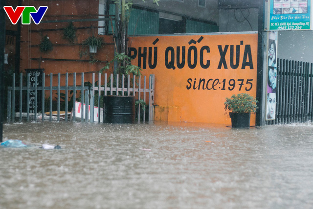 Đảo Phú Quốc ngập sâu sau mưa lớn,