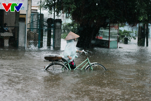 Đảo Phú Quốc ngập sâu sau mưa lớn,