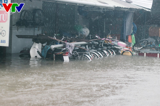 Đảo Phú Quốc ngập sâu sau mưa lớn,