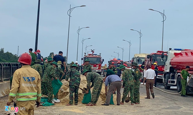 Phong tỏa giao thông sau vụ cháy tàu cá chứa 30.000 lít dầu