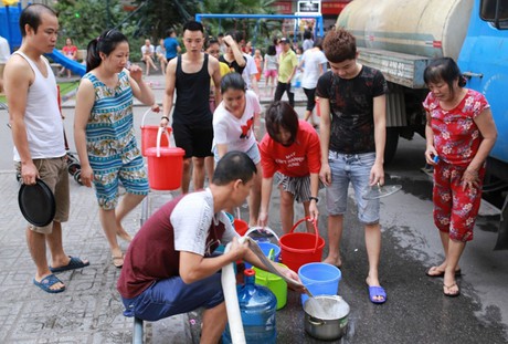 Người dân Linh Đàm xếp hàng chia nước sạch như chia gạo thời bao cấp