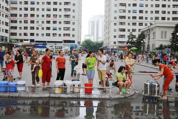 Người dân Linh Đàm xếp hàng chia nước sạch như chia gạo thời bao cấp