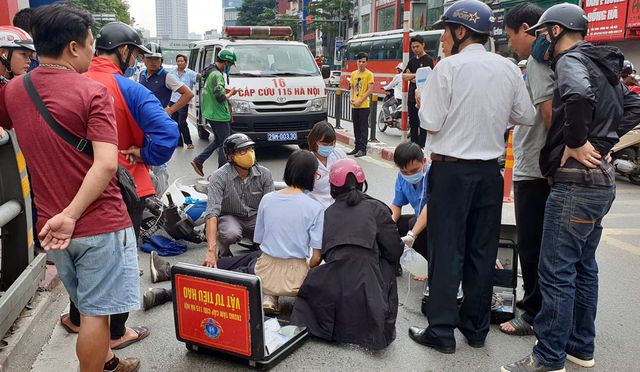 Hà Nội: Đâm vào trụ cầu vượt, người đàn ông đi xe máy tử vong