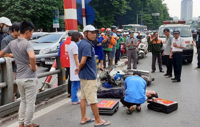 Hà Nội: Đâm vào trụ cầu vượt, người đàn ông đi xe máy tử vong