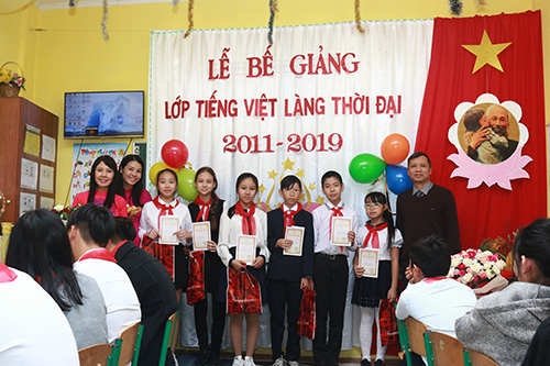 Bế giảng lớp tiếng Việt khóa 2011-2019 tại Làng Thời Đại, Kharkov