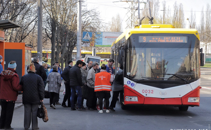 Cách ly tại Odessa: Những kẻ lạ mặt phong toả xe buýt điện, tàu điện, dùng dao đe doạ lái xe