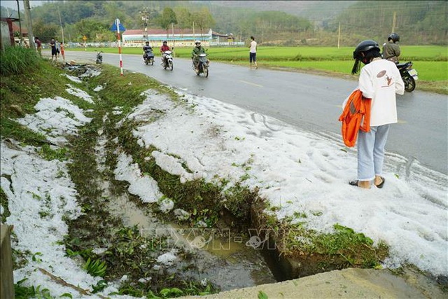 Mưa đá mật độ dày đặc tại Điện Biên