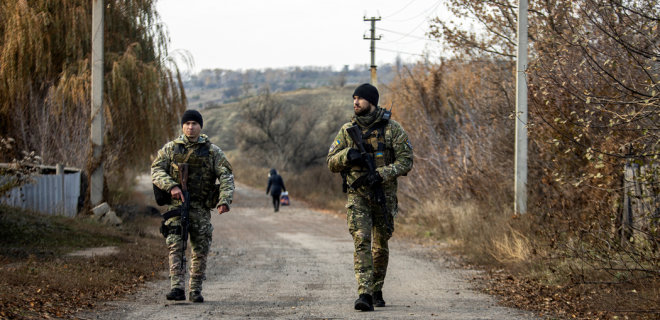 Người dân Ukraine không nhìn thấy thành tích của chính quyền trong việc thiết lập hoà bình tại Donbass và trong đấu tranh chống tham nhũng-KMИС