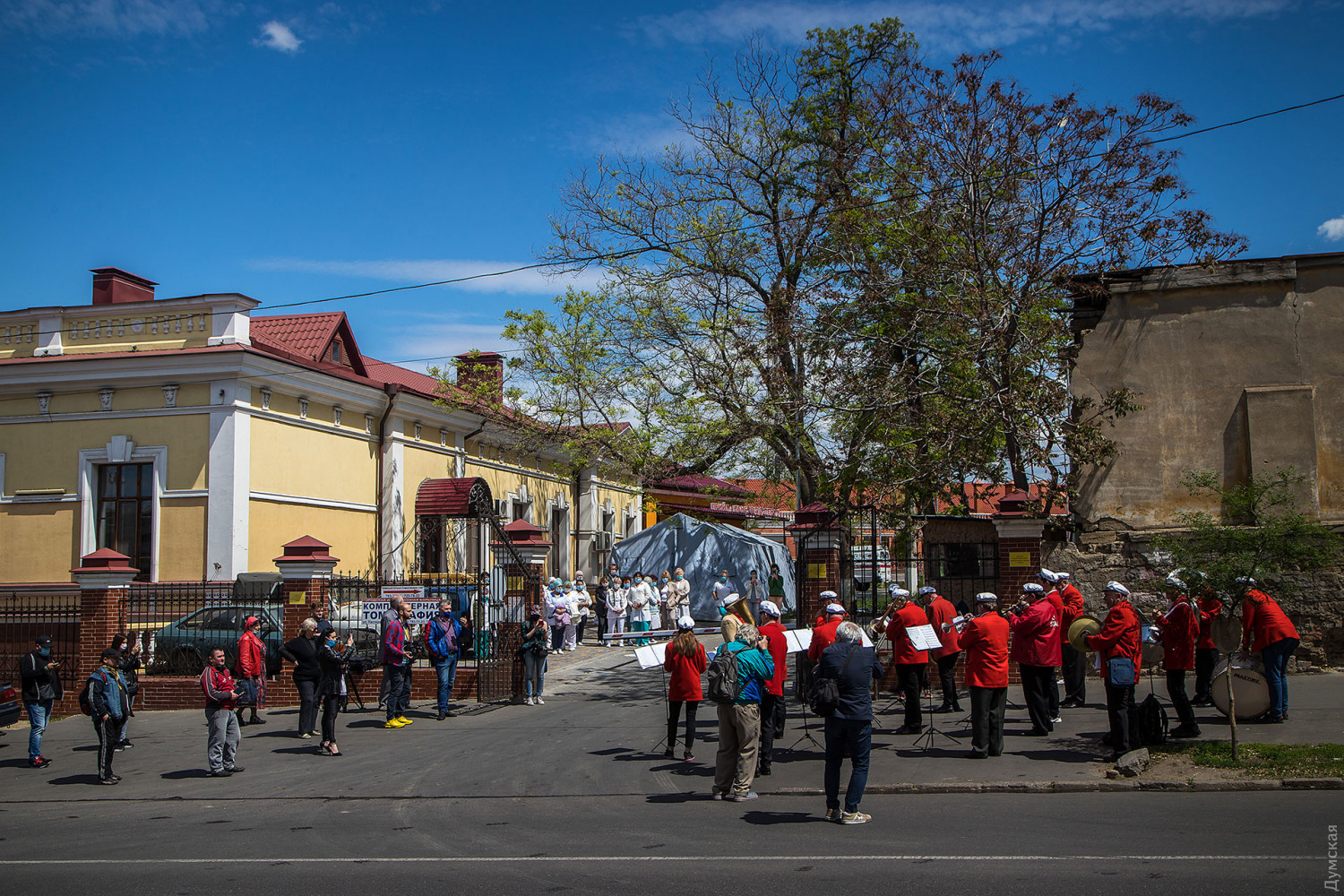 Odessa: Dàn nhạc thành phố biểu diễn các bài hát quân sự cho các sĩ bệnh viện truyền nhiễm